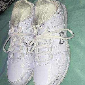 Size 8 Nfinity Rival shoes(White)